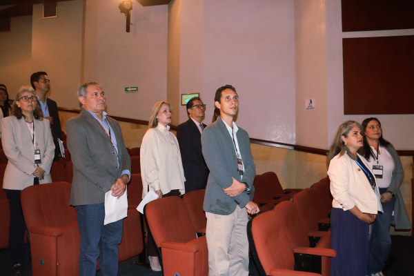 Administrativos, organizadores y ponentes durante el acto inaugural de la primera jornada en la sede La Candelaria de la Universidad Distrital.